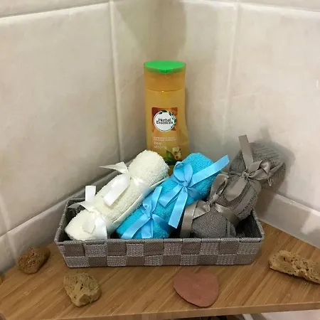 1 Bed - Sleeps 2 - Private Balcony - Free Parking *