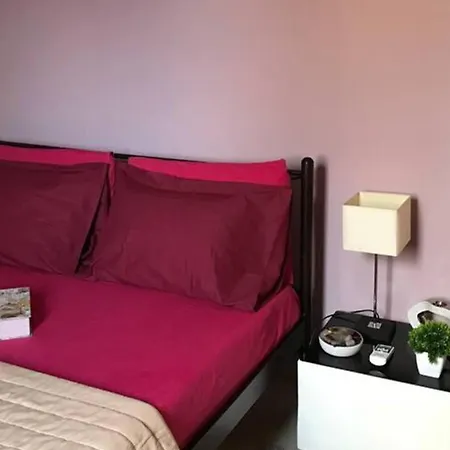 1 Bed - Sleeps 2 - Private Balcony - Free Parking Apartment *