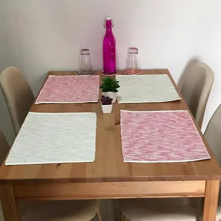 Apartment 1 Bed - Sleeps 2 - Private Balcony - Free Parking