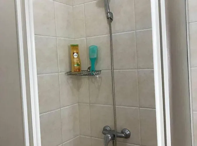 1 Bed - Sleeps 2 - Private Balcony - Free Parking דירה *