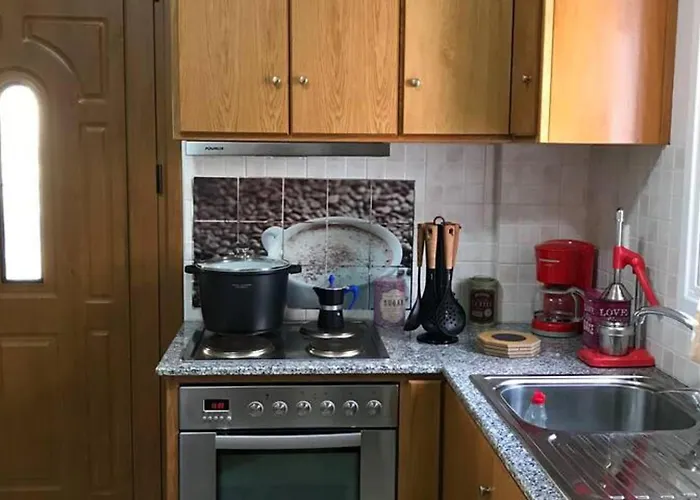 1 Bed - Sleeps 2 - Private Balcony - Free Parking דירה