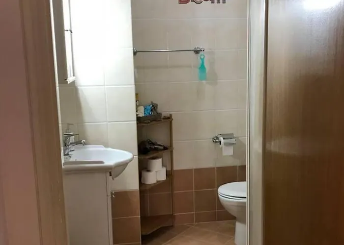 1 Bed - Sleeps 2 - Private Balcony - Free Parking * מאסורי