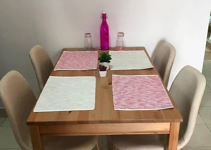 דירה 1 Bed - Sleeps 2 - Private Balcony - Free Parking