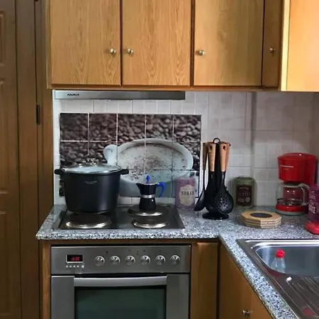 1 Bed - Sleeps 2 - Private Balcony - Free Parking 아파트