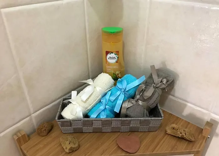 1 Bed - Sleeps 2 - Private Balcony - Free Parking *