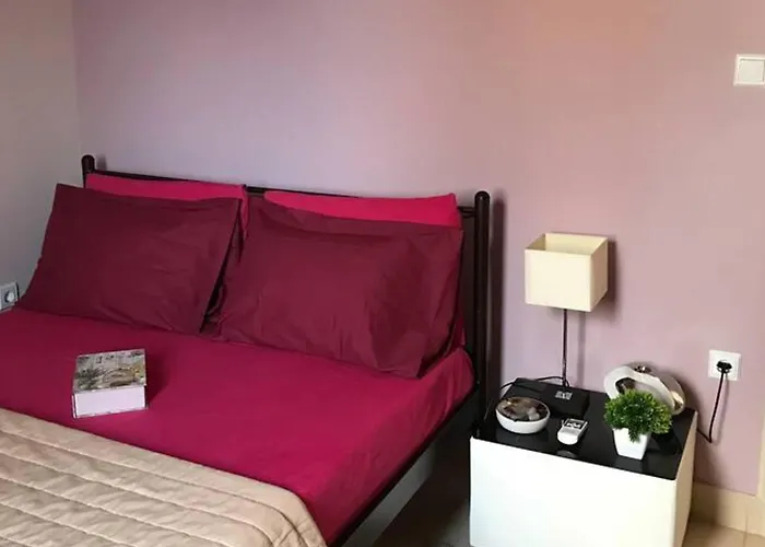 1 Bed - Sleeps 2 - Private Balcony - Free Parking Apartman *